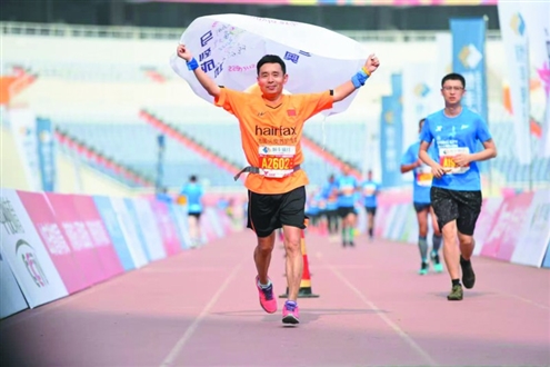 跑马十年,王国亮参与了四大洲14个国家的66场赛事和诸多国内赛事